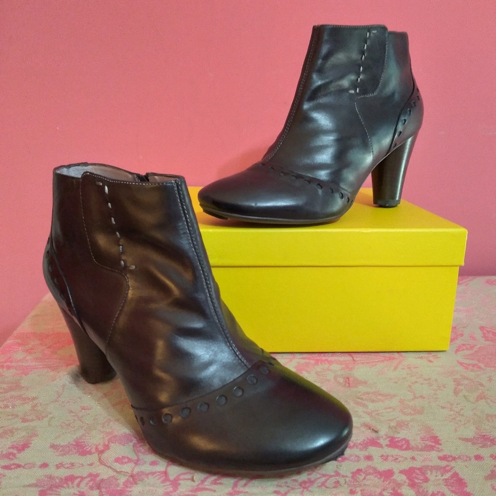 Biviel "Malaga" wingtip ankle booties - size 9.5 / EU 40